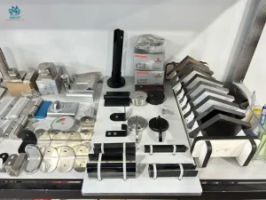 Phụ kiện vách ngăn vệ sinh compact hpl bao gồm những gì?