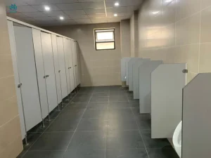 Vách ngăn vệ sinh giá rẻ trên thị trường có thật hay không?