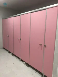 Tìm hiểu ưu và nhược điểm của vách ngăn vệ sinh bằng nhựa