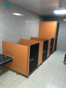 Báo giá vách ngăn vệ sinh compact HPL: Chỉ từ 900.000/m2 bao phụ kiện