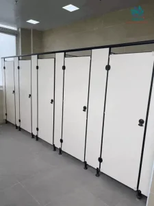 Compact HPL thi công vách ngăn vệ sinh tại Bình Thủy – Cần Thơ