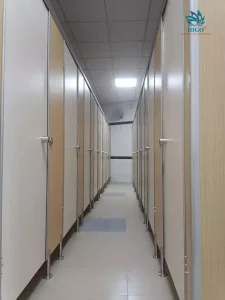 Vách ngăn nhà vệ sinh Compact là tấm dạng cứng, lõi đặc