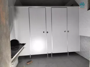 Thi công vách ngăn vệ sinh giá rẻ bằng tấm compact hpl bền đẹp trên 15 năm