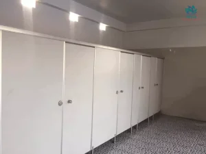 Loại bỏ các vết trầy xước trên vách ngăn vệ sinh