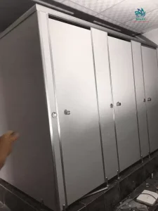 Vách ngăn vệ sinh nhà hàng làm bằng tấm compact? Nên hay không khi lựa chọn