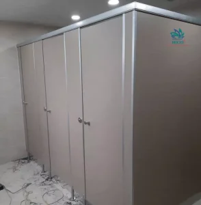 Cấu tạo của tấm Compact HPL loại I dày 18mm thi công vách ngăn vệ sinh