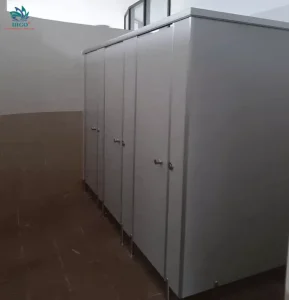 Vách ngăn vệ sinh là nội thất hay ngoại thất?