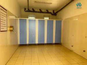 Tấm Compact HPL là gì? Giá tấm nhựa Compact làm vách ngăn vệ sinh
