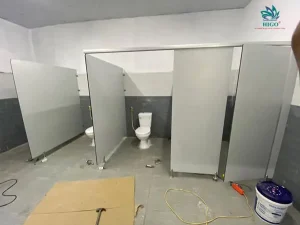 Vách ngăn nhà vệ sinh tấm compact phù hợp lắp đặt trong nhiều dạng công trình