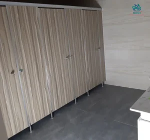 Thiết kế vách ngăn vệ sinh tấm compact hpl thẩm mỹ cho quán cafe