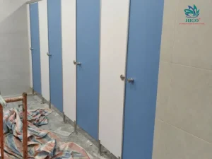 Vách ngăn vệ sinh Compact HPL dùng phân chia các khu vệ sinh