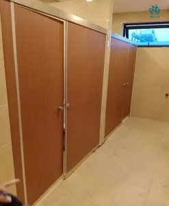 Vách ngăn vệ sinh compact HPL kết hợp phụ kiện là gì?