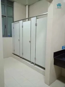 Lựa chọn tấm compact hpl thi công vách ngăn vệ sinh khu công nghiệp