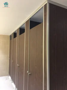 Khám phá sự khác nhau vật liệu của vách ngăn vệ sinh HPL và HDF