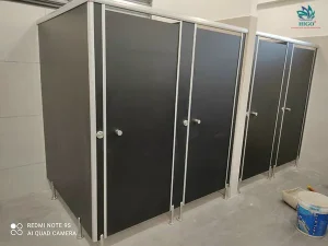 Lắp đặt và sửa chữa vách ngăn vệ sinh compact hpl hợp lý đạt chuẩn