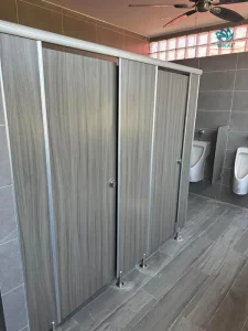 Thi công vách ngăn vệ sinh chịu nước cho nhà hàng, khách sạn thoải mái nhất