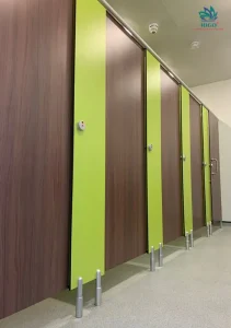 Thi công vách ngăn nhà vệ sinh bằng tấm compact HPL chịu nước