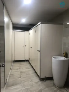 Vách ngăn nhà vệ sinh bằng nhựa và cách thi công hoàn thiện