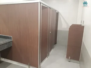 Vách ngăn vệ sinh thi công hoàn thiện gồm những chất liệu gì ?