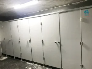 Thi Công Vách Ngăn Vệ Sinh Tấm Compact HPL Cho Không Gian Rộng Rãi
