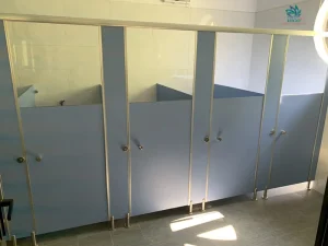 Lựa chọn vách ngăn vệ sinh compact chịu nước nào cho bể bơi công cộng