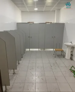 Vách ngăn nhà vệ sinh compact HPL nên sử dụng trong nhà tắm nóng hay không?