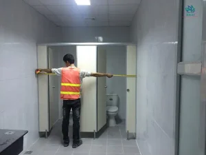 mua-vach-ngan-ve-sinh-compact-thue-suat