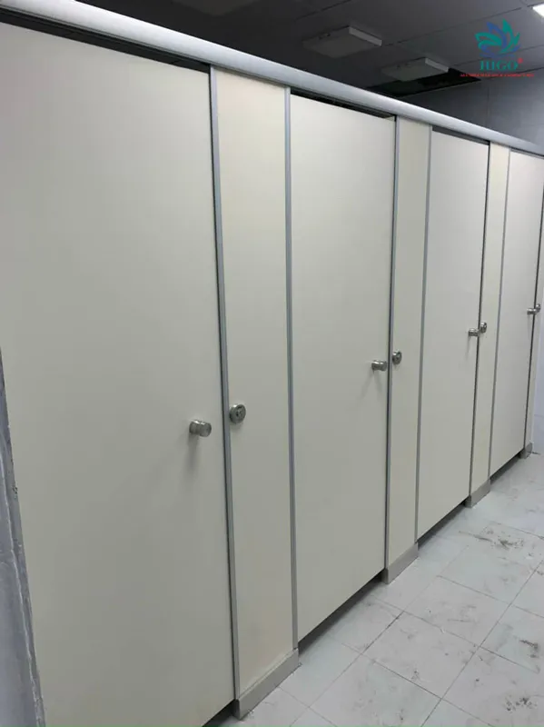 Vách ngăn vệ sinh thi công với tấm compact HPL chất lượng uy tín dài lâu