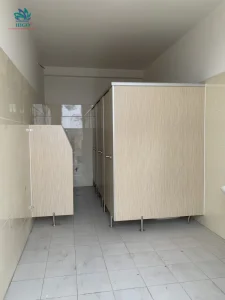Báo giá vách ngăn vệ sinh bằng tấm compact HPL đảm bảo sự riêng tư