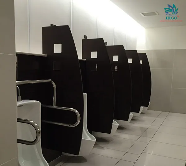 Vách ngăn vệ sinh tiểu nam: Những thông tin người dùng cần biết