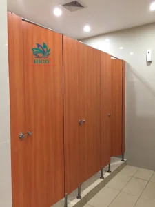 Vách ngăn vệ sinh compact tạo ra một không gian riêng tư và thoải mái cho người sử dụng.