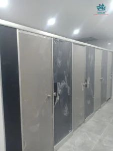 Vách ngăn vệ sinh tấm compact hpl phổ biến với kích thước chuẩn, tiết kiệm chi phí