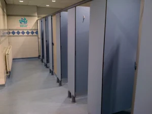 Báo giá thi công vách ngăn vệ sinh tấm compact hpl mới nhất 2025