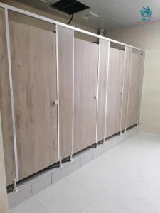 Vách ngăn vệ sinh Compact HPL là gì? Ưu điểm của tấm Compact HPL