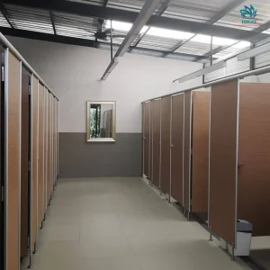 Vách ngăn vệ sinh bằng tấm compact hpl tuân thủ đúng tiêu chuẩn và kỹ thuật