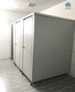 Vách ngăn vệ sinh giá rẻ với tấm compact hpl – Tiết kiệm chi phí tối đa
