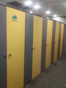 Thi công vách ngăn vệ sinh compact hpl đảm bảo cho tính bền vững công trình.