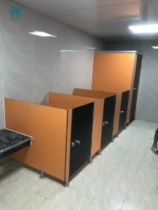 Vách ngăn vệ sinh compact hpl thi công hệ thống vách ngăn hiện đại