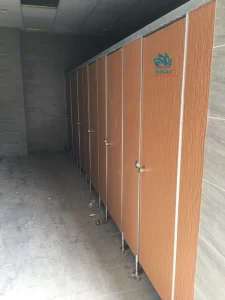 Thi công vách ngăn vệ sinh chất lượng với tấm compact, đúng mẫu và sử dụng lâu dài