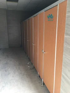 Cung cấp vách ngăn vệ sinh tấm compact hpl đảm bảo độ bền và tính thẩm mỹ