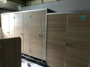 Vách ngăn vệ sinh Compact hpl cho văn phòng tối ưu năm 2025