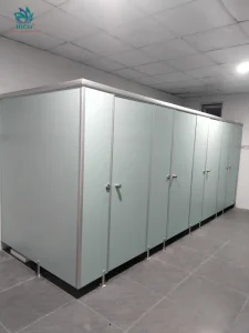 Vách ngăn vệ sinh Compact HPL ưu điểm nổi trội phổ biến nhất 2025