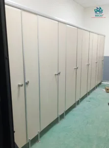 Vì sao nên sử dụng vách ngăn vệ sinh compact hpl chịu nước cho cao ốc?