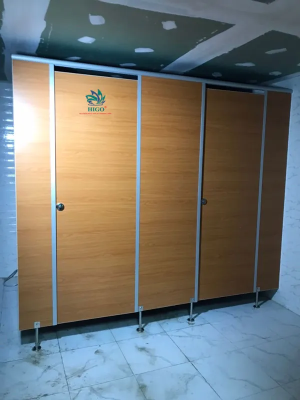 Báo giá vách ngăn nhà vệ sinh tạo ra sự riêng tư và phân chia không gian hiệu quả.