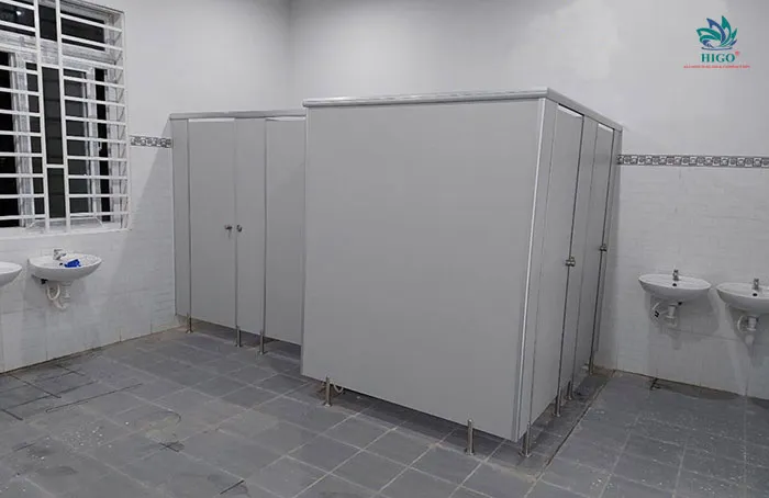 Báo giá thi công vách ngăn nhà vệ sinh compact hpl trọn gói chất lượng 2025