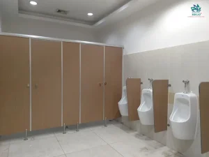 Thi công vách ngăn vệ sinh compact hpl cho nhà vệ sinh đạt tiêu chuẩn 5 sao