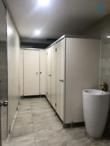 Tại sao mọi vách ngăn vệ sinh mới đều sử dụng tấm compact hpl chịu nước