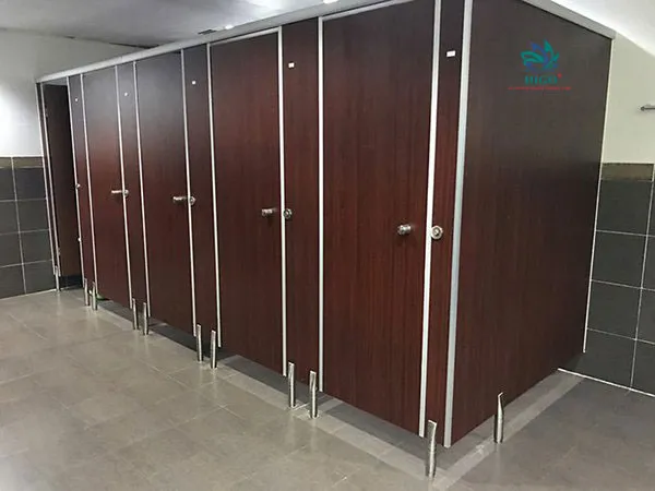 Vách ngăn vệ sinh Compact HPL khả năng chống bám bẩn và chống ăn mòn hóa học.