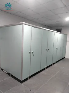 Vach ngan ve sinh với tấm compact chịu được trong các môi trường ẩm ướt