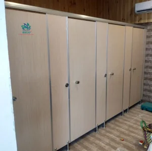 Vách ngăn vệ sinh nên dùng tấm compact cdf hay tấm compact hpl cho công cộng?